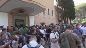 Bagno di folla per De Bruyne al suo arrivo a Villa Stuart