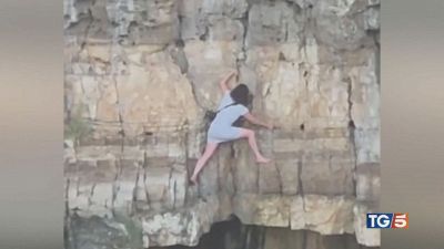 Bloccata sulla roccia per la foto da brivido