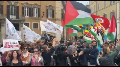 Gaza, protesta pro-Pal davanti alla Camera: cartelli "Stop genocidio"