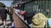 La lunga fila dei fan per il concerto degli Oasis a Manchester