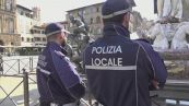 Sfida di addio al nubilato, si arrampica alla Fontana del Nettuno