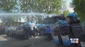 Scontri a Torino, antagonisti all'attacco