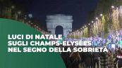 Luci di Natale sugli Champs-Elysées nel segno della sobrietà