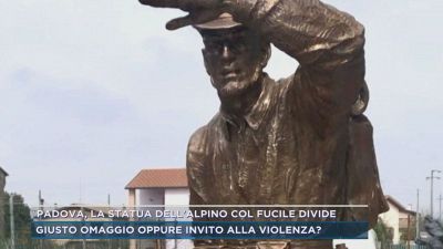 Padova, la statua dell'alpino con fucile divide