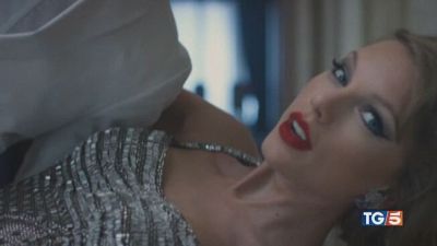 È Taylor Swift mania, i fan sotto la pioggia