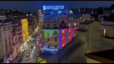 La facciata de Il Messaggero illumina Roma per le feste