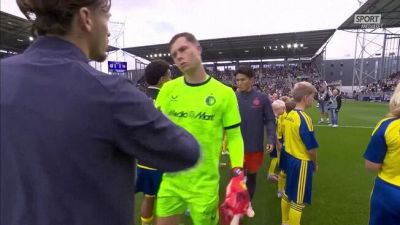 Olanda: i tifosi del Feyenoord nel settore ospiti esagerano con i botti