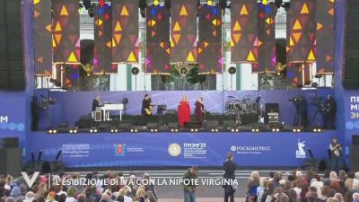 L'esibizione di Iva Zanicchi e la nipote Virginia