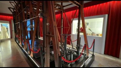 Un palco a ponti mobili racconta la storia della Scala di Milano
