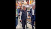 Schroeder al supermercato a Mosca (nel giorno del compleanno di Putin)