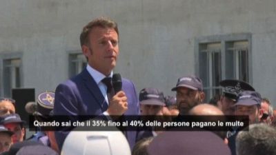 Macron: "Cash o carta di credito" per pagare le multe per uso di droga