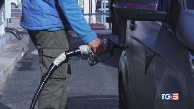 Carburanti, proroga sconto poi aiuti mirati