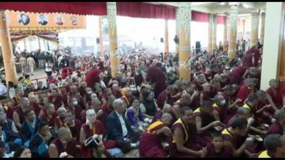 Il Dalai Lama prega con i fedeli alla vigilia del novantesimo compleanno