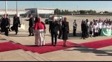 Papa Leone arriva a Parigi, accolto da Macron e Brigitte all'aeroporto