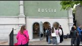 Biennale Arte, apre il padiglione della Russia: fiori e performance