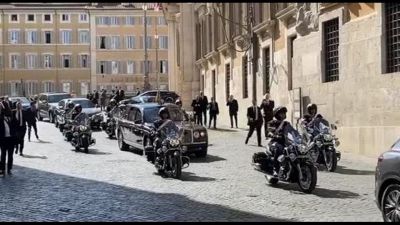 Re Carlo lascia Montecitorio, la folla lo saluta a via del Corso