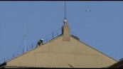 Conclave, prove di fumata sulla Sistina. Montato il comignolo