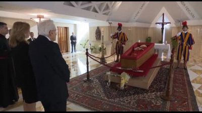 Sergio Mattarella a Santa Marta rende omaggio a salma del Pontefice