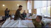 Zelensky visita ospedale, medaglie ai soldati feriti