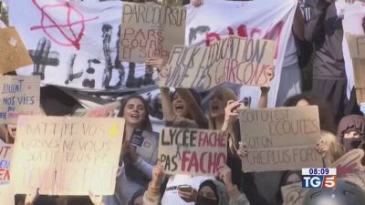 Francia, licei chiusi e studenti in rivolta