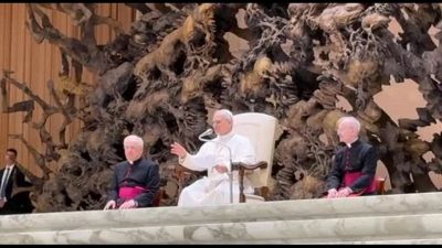 Papa Leone XIV accolto da un lungo applauso da parte dei giornalisti