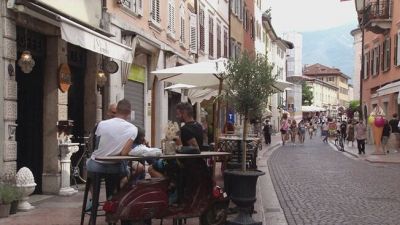 Ristoranti, alberghi e b&b, la calda estate della "scroccona" seriale