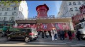 Crollano le pale del Moulin Rouge a Parigi