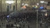 Napoli, è festa anche a Milano: i fuochi d'artificio in Piazza Duomo