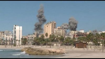 La spiaggia deserta e i palazzi in fumo, le immagini del raid a Tiro