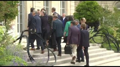 Francia, dopo la "tregua olimpica" riprendono trattative per il governo