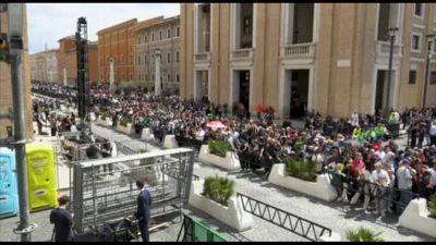 In 150mila per il Papa a San Pietro, e l'alert fa suonare i cellulari