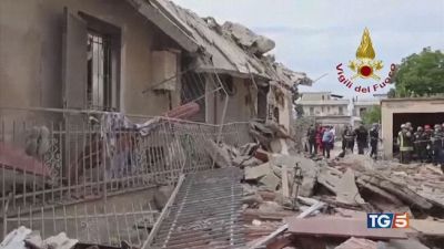Crolla una palazzina, morti mamma e 2 bimbi
