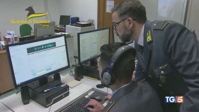 Fondi a false aziende, gli operai erano attori