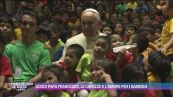 Addio Papa Francesco, le carezze e l'amore per i bambini