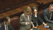 Meloni: "Con noi stabilità". È scontro in aula