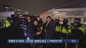 Breaking News delle 21.30 | Caos a Seul, legge marziale e proteste