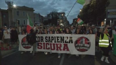 Roma, gli abitanti di Tor Sapienza in piazza contro il degrado