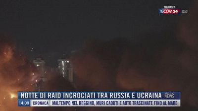 Breaking News delle 14.00 | Notte di raid incrociati tra Russia e Ucraina