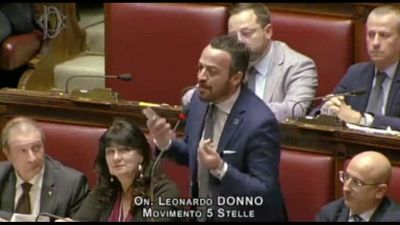 Donno (M5s) lancia le banconote in aula: "Prendetevi anche questi"