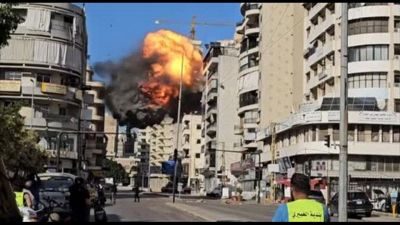 Il momento in cui un missile israeliano distrugge un immobile a Beirut