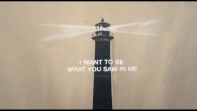 A Marsiglia compare un faro nero: la nuova opera di Banksy