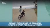 Relax in bicicletta per Calhanoglu a Los Angeles