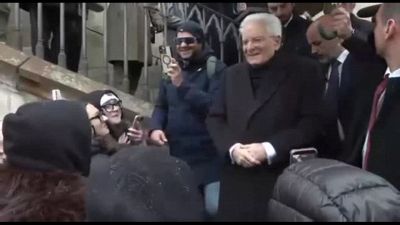 Mattarella a Praga acclamato da italiani che intonano l'inno