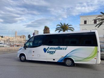 Bus da 28 posti al porto di Trani