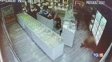 Panico a Roma per rapina in gioielleria