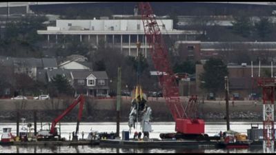 A Washington la rimozione dal fiume dei rottami dell'aereo precipitato