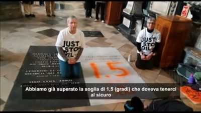 Attiviste Just Stop Oil imbrattano la tomba di Charles Darwin