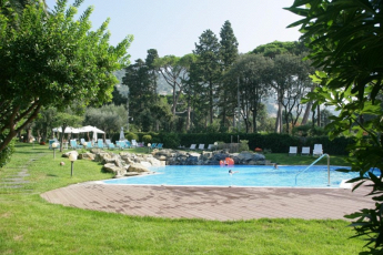 Residence Savoia & Savoia Genova - Piscina nel parco