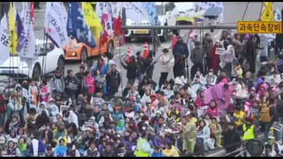 Sudcorea, migliaia di persone festeggiano la destituzione di Yoon