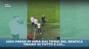 Lanciano di tutto a Mou e lui…